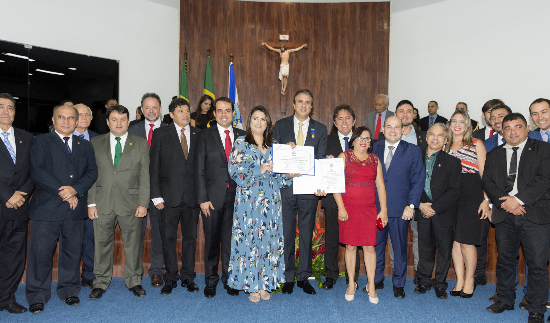 varias pessoas em pé